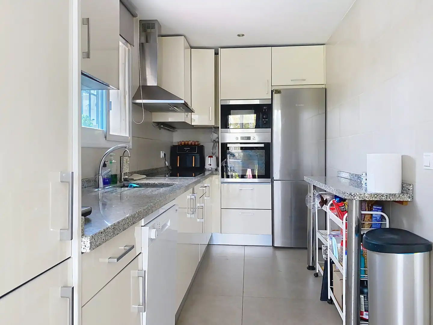 Cuina de Casa adosada en venda en Estepona amb Aire condicionat, Jardí privat i Terrassa
