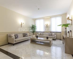 Sala d'estar de Apartament de lloguer en  Madrid Capital amb Aire condicionat, Piscina i Balcó