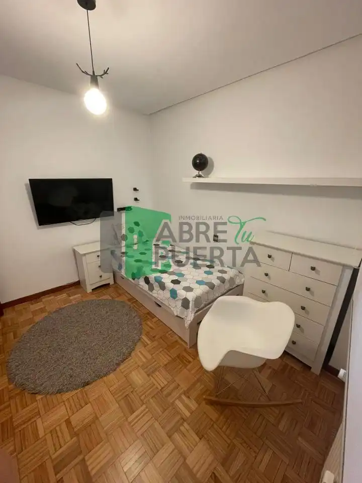 Habitación de Piso en venta en Ourense Capital  con Calefacción, Terraza y Amueblado
