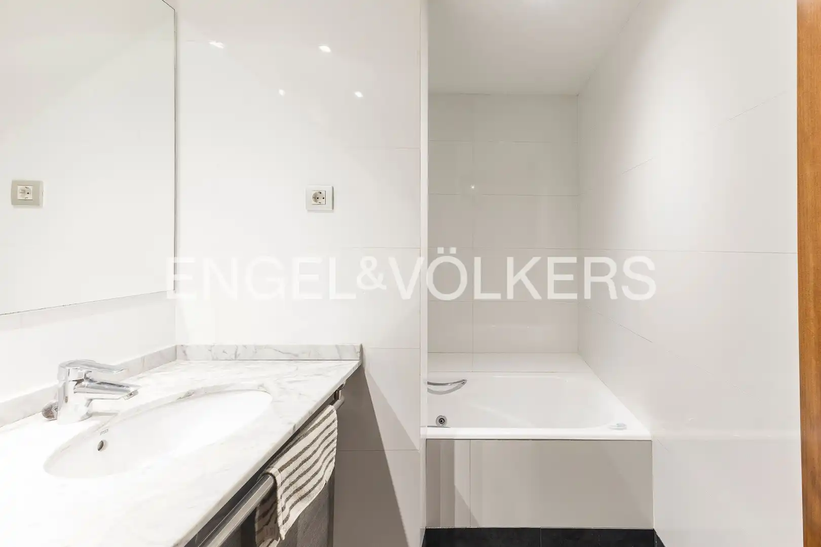 Bathroom of Duplexes for sale in Barcelona  with Heating, Parquet flooring and Furnished