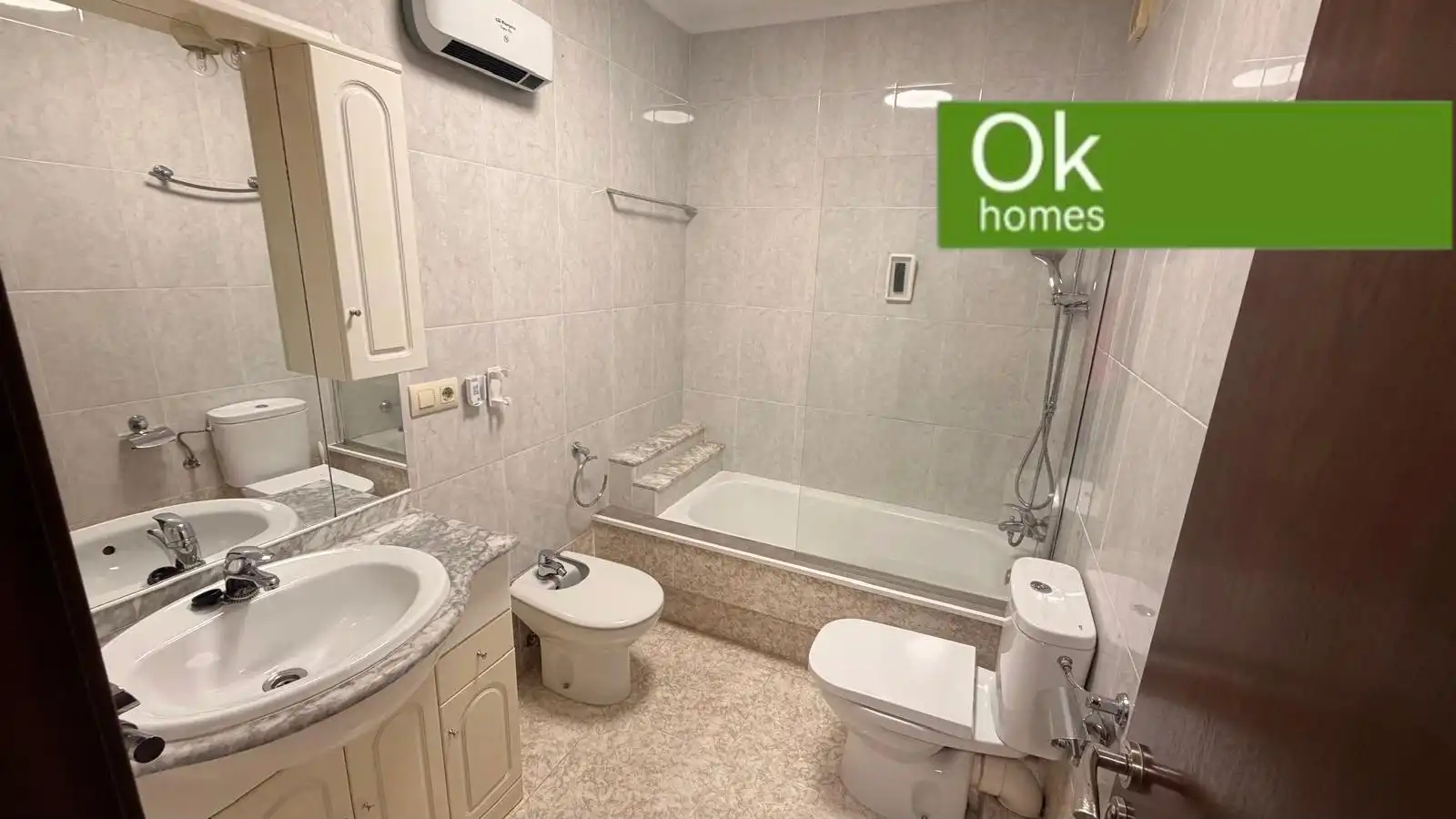 Bathroom of Flat for sale in Arteixo  with Furnished, Oven and Microwave