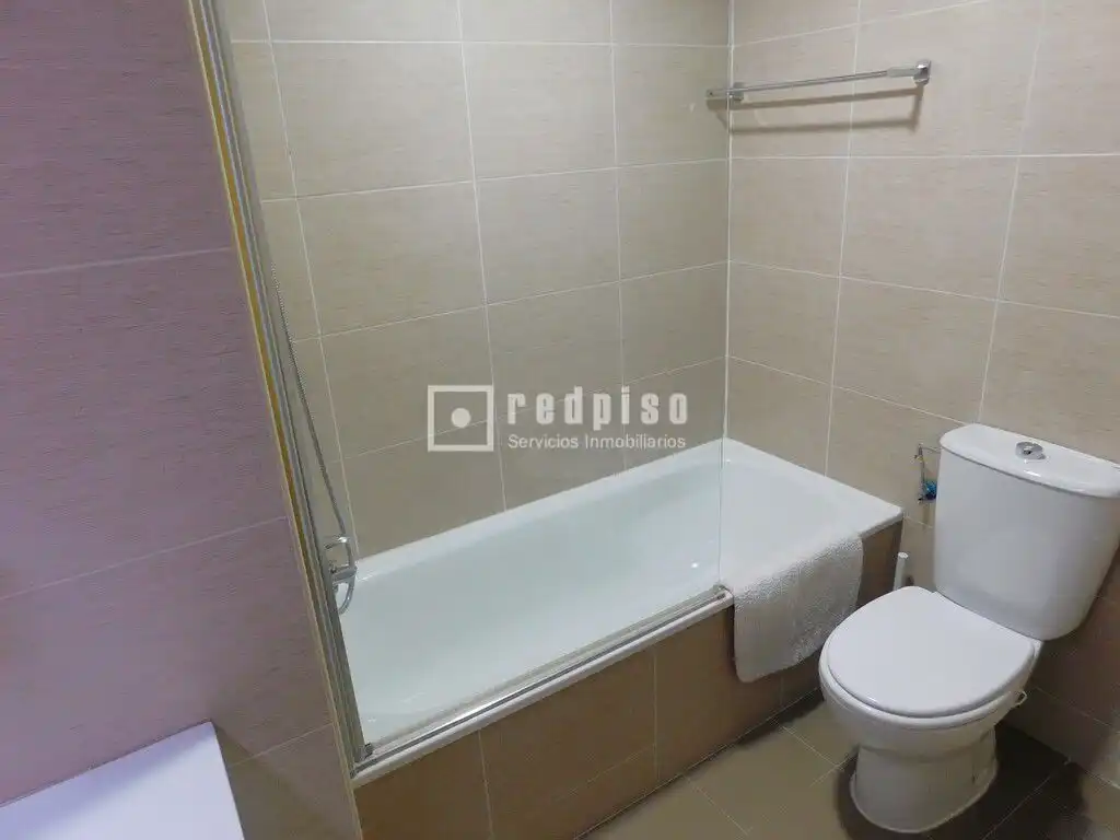 Baño de Piso de alquiler en Madrid con Aire acondicionado, Calefacción y Jardín privado
