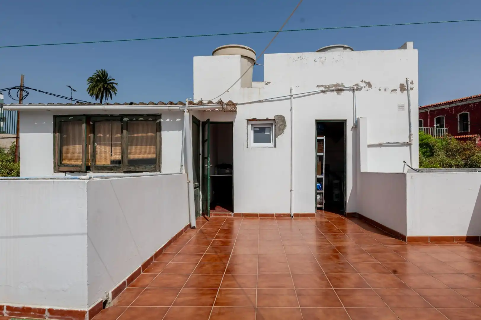 Außenansicht von Einfamilien-Reihenhaus zum Verkauf in Las Palmas de Gran Canaria mit Terrasse und Abstellraum