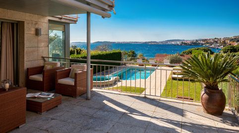 Chalet con vistas al mar y acceso directo al paseo de la playa de Areas.