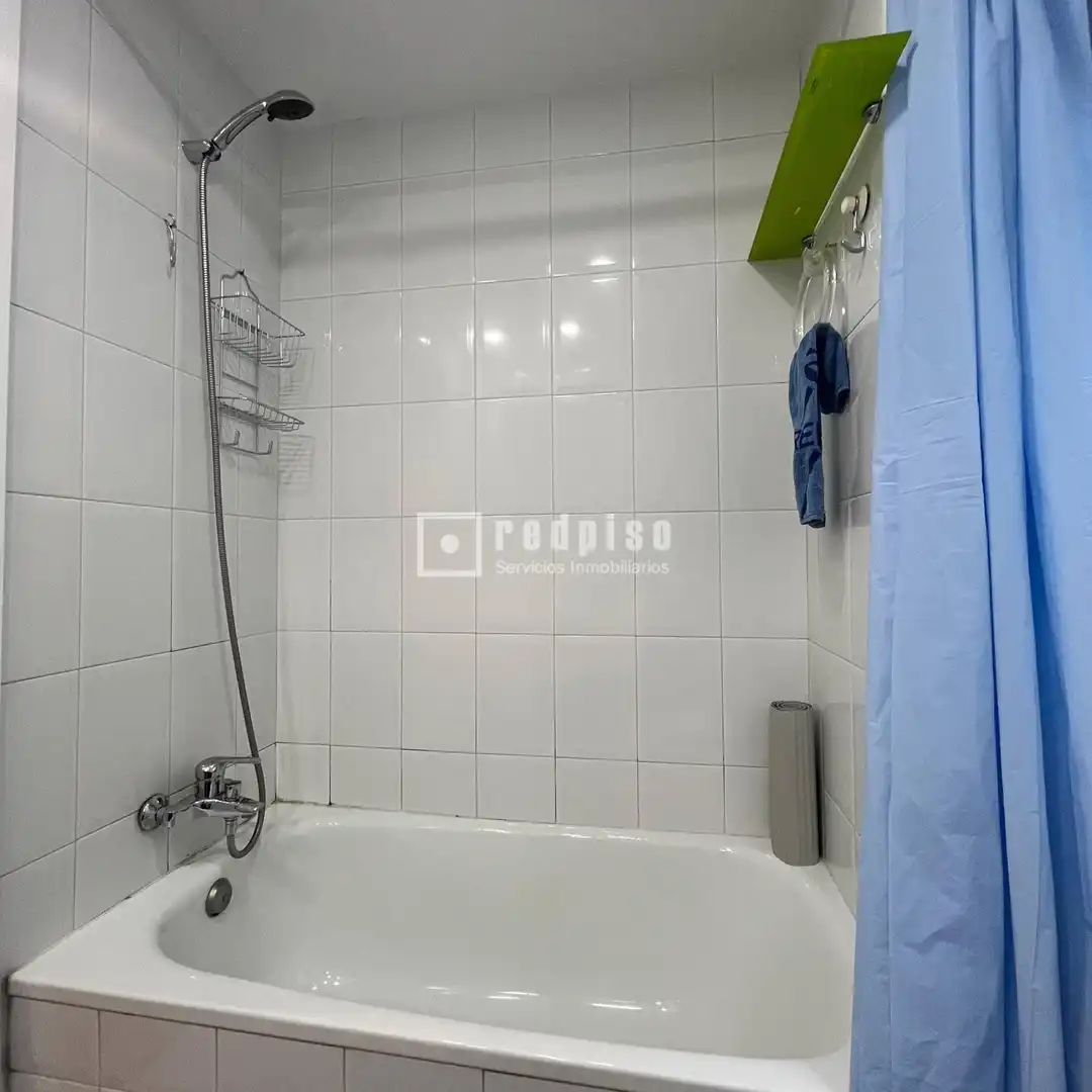 Badezimmer von Wohnung zur Miete in Madrid mit Heizung, Privatgarten und Parkett