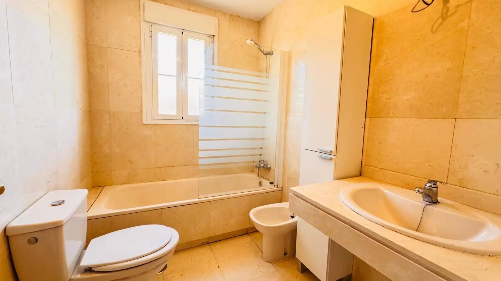 Bathroom of Flat for share in Valdemorillo  with Heating, Private garden and Furnished
