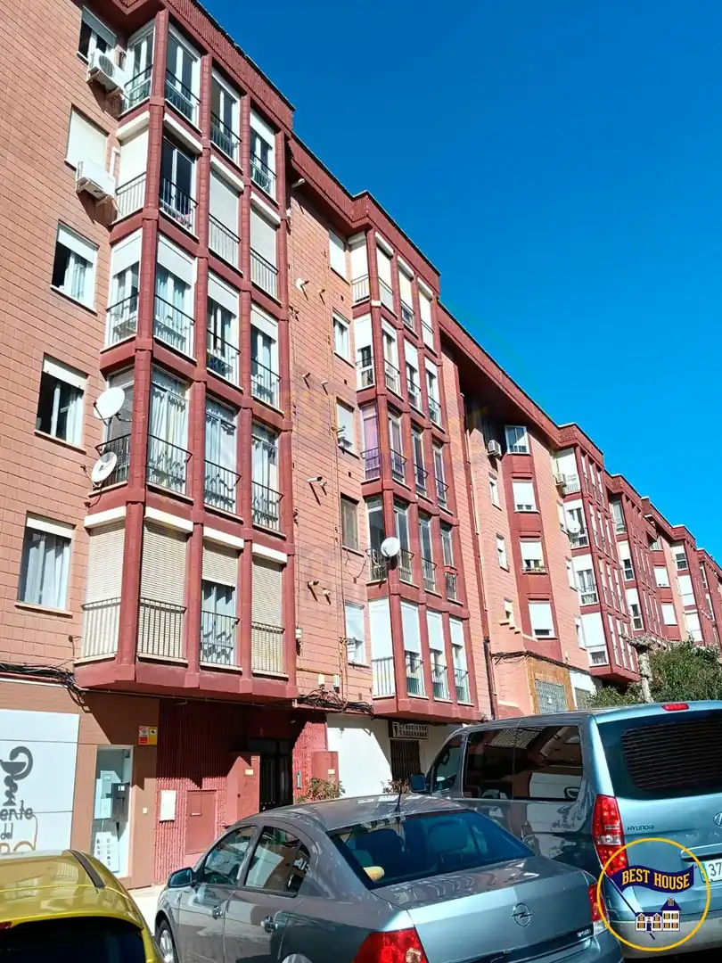 Vista exterior de Piso de alquiler en Cuenca Capital con Calefacción, Amueblado y Balcón