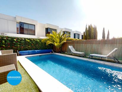 Piscina de Casa adosada en venda en Paracuellos de Jarama amb Aire condicionat i Piscina