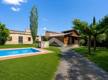 Chalet con piscina en venta en Mestral