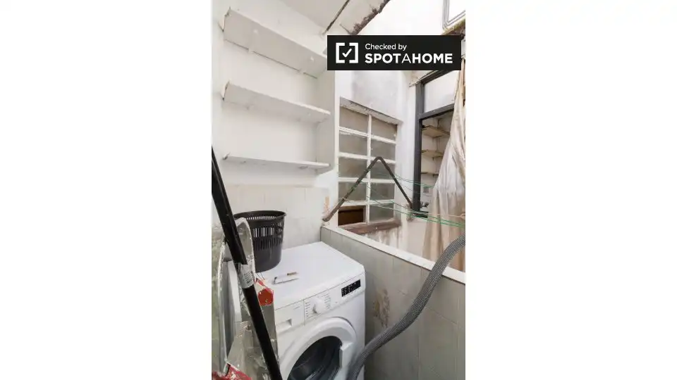 Flat for share in L'Hospitalet de Llobregat  with Air Conditioner, Heating and Furnished