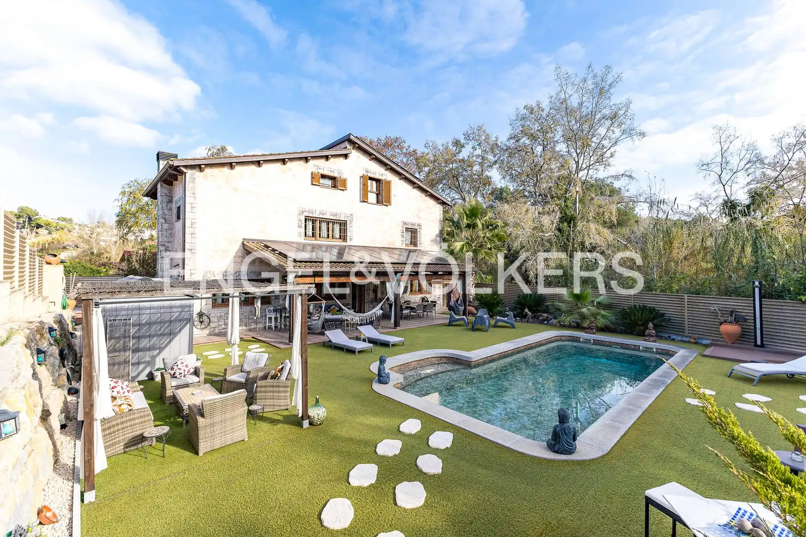 Vista exterior de Casa o xalet en venda en Rubí amb Calefacció, Jardí privat i Piscina