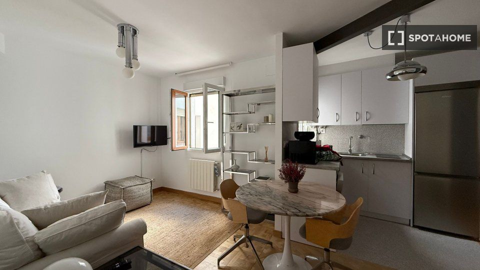 Sala d'estar de Pis de lloguer en Real Sitio de San Ildefonso amb Aire condicionat, Calefacció i Moblat