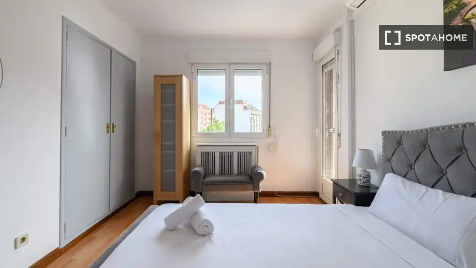 Schlafzimmer von Wohnung zur Miete in Madrid mit Klimaanlage, Heizung und Möbliert