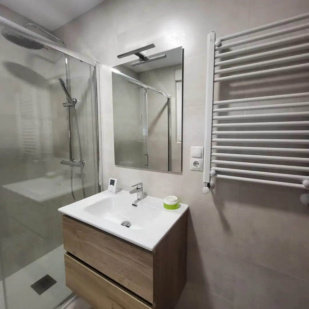 Baño de Piso de alquiler en Ávila con Calefacción, Terraza y Trastero