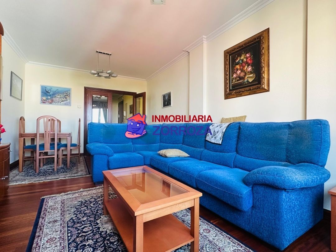 Sala d'estar de Pis en venda en Castro-Urdiales amb Calefacció, Jardí privat i Piscina