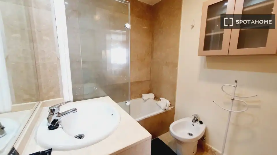 Baño de Piso de alquiler en Madrid con Aire acondicionado, Calefacción y Amueblado