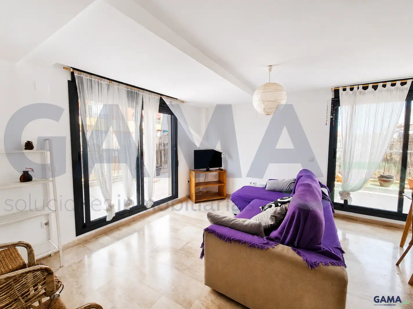 Wohnzimmer von Dachboden zur Miete in Alzira mit Klimaanlage, Terrasse und Möbliert