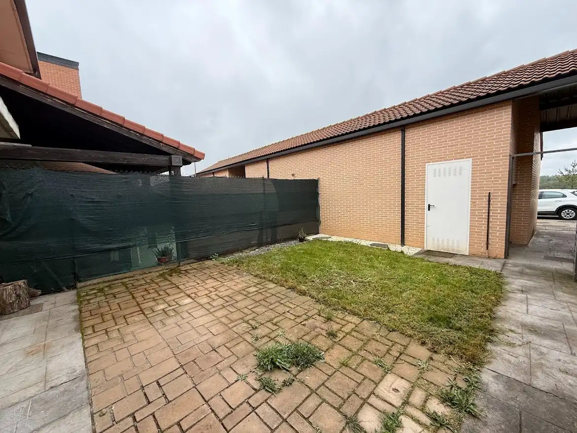 Jardí de Casa adosada en venda en Garrafe de Torío amb Calefacció, Jardí privat i Parquet
