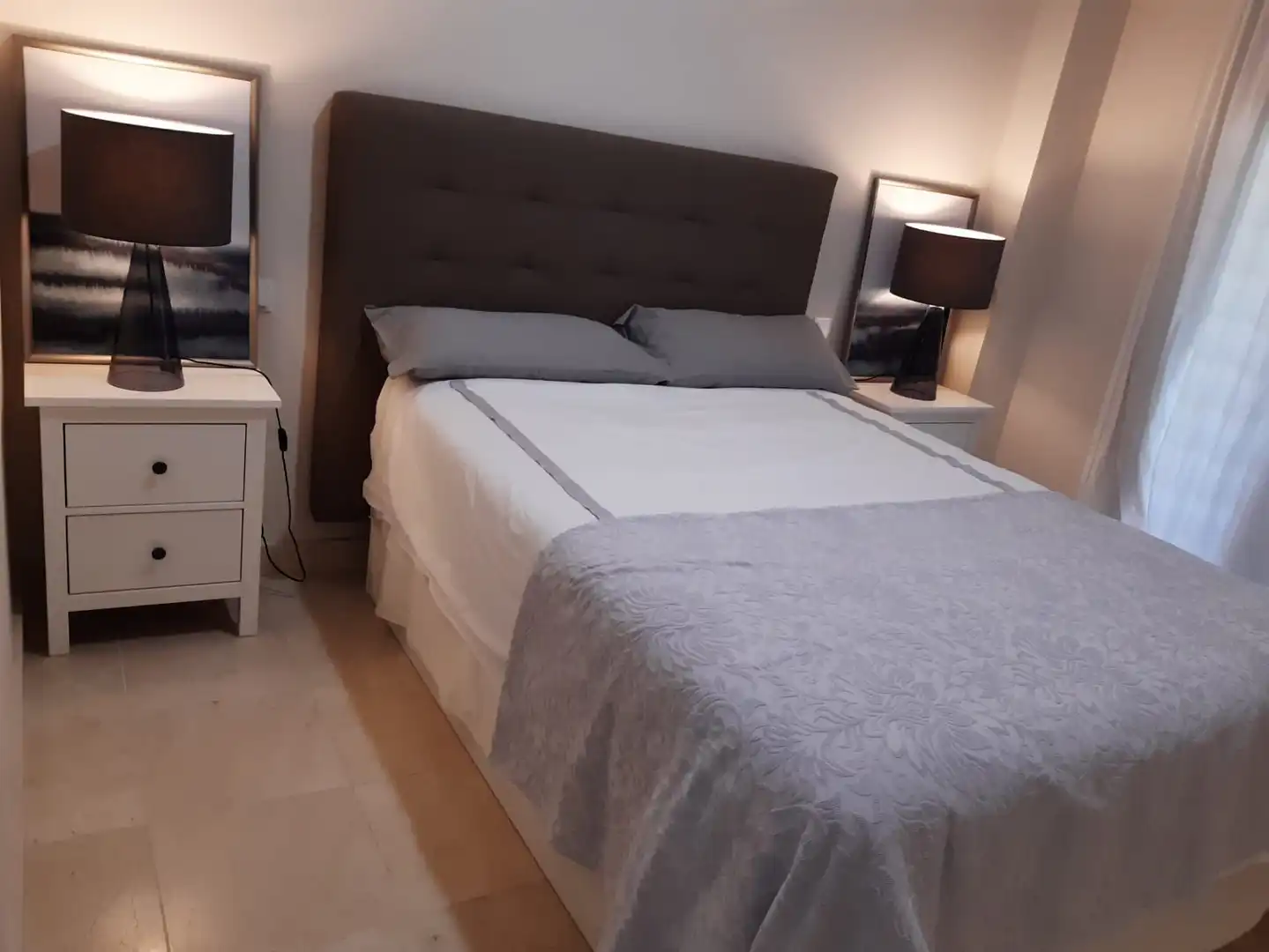 Dormitori de Pis de lloguer en Benahavís amb Aire condicionat, Terrassa i Moblat