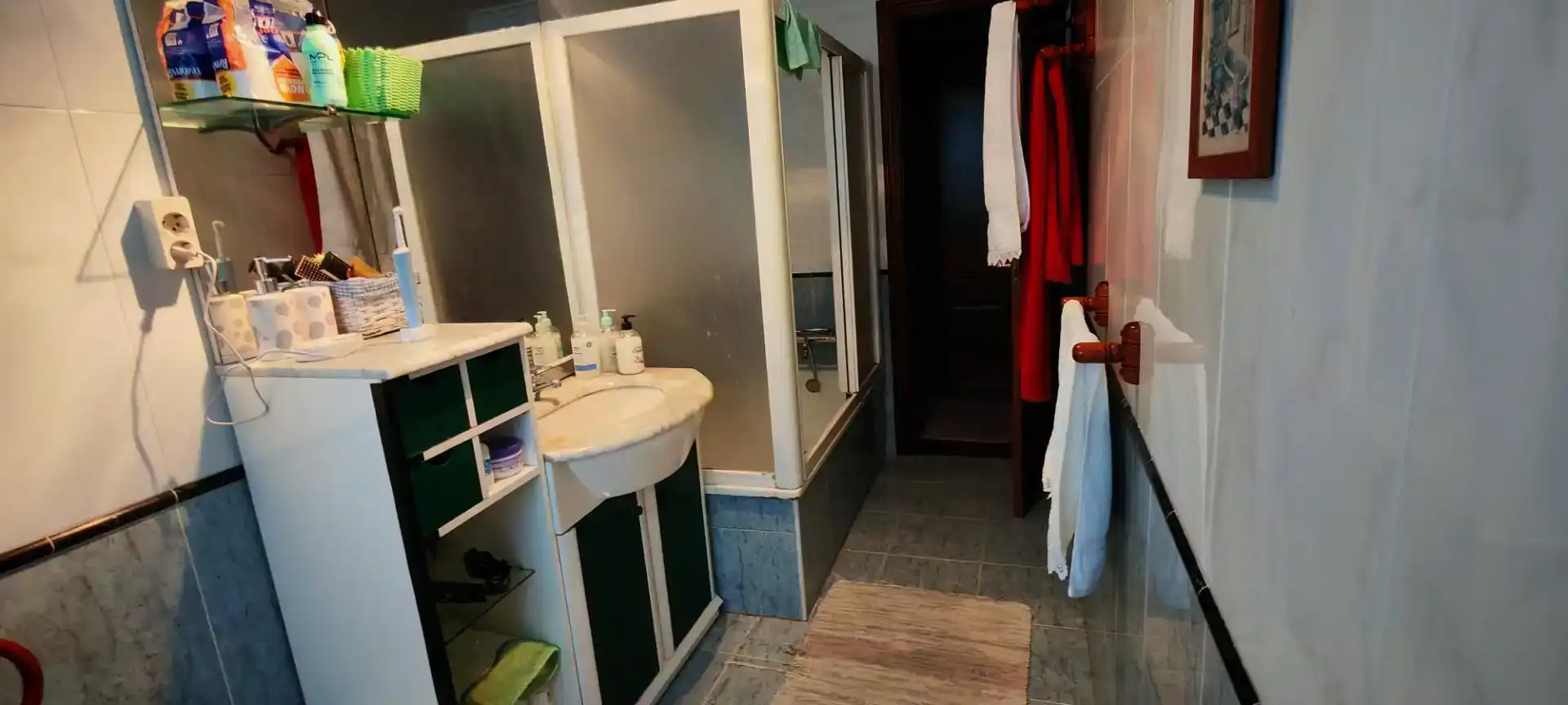 Bathroom of Flat for share in Narón  with Parquet flooring, Storage room and Furnished