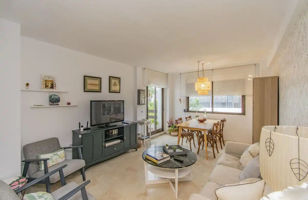 Sala d'estar de Apartament en venda en Estepona amb Aire condicionat, Traster i Moblat