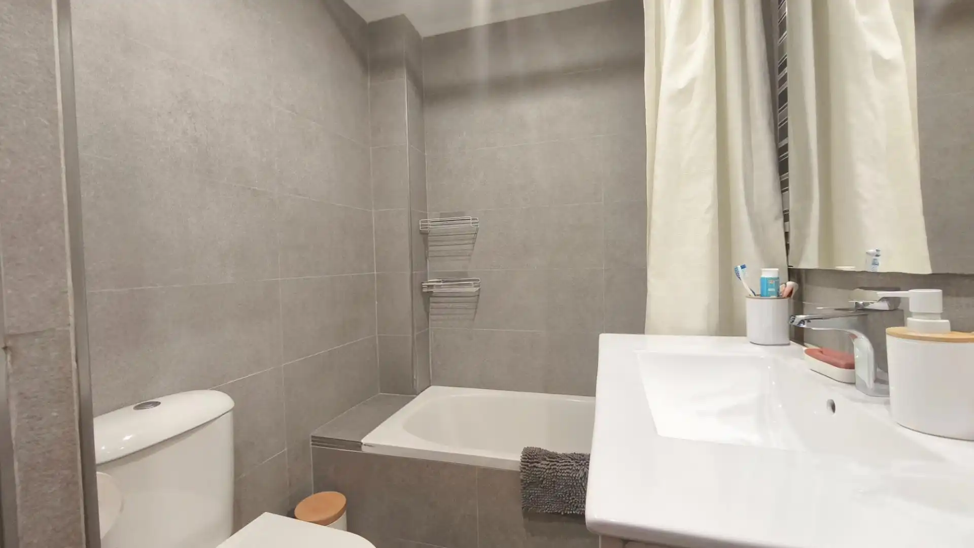 Baño de Piso en venta en Málaga con Aire acondicionado