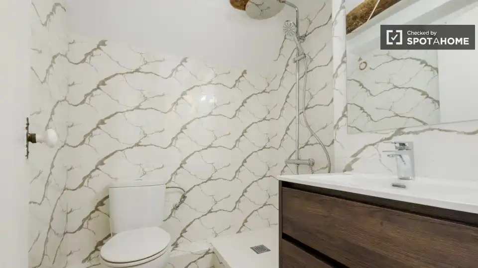 Baño de Piso de alquiler en Barcelona con Aire acondicionado, Calefacción y Amueblado