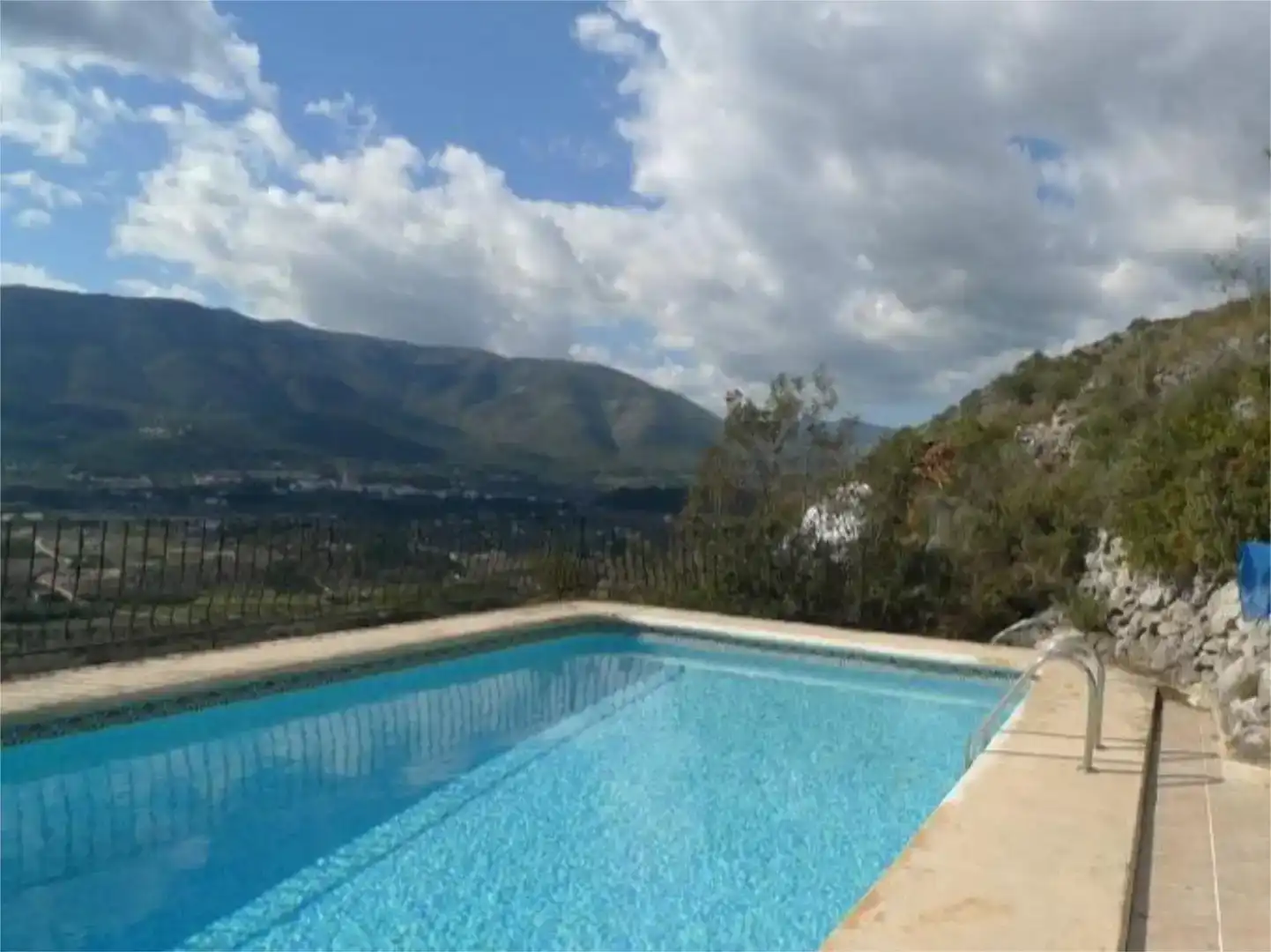 Vista exterior de Casa o xalet de lloguer en Alcalalí amb Jardí privat, Piscina i Moblat