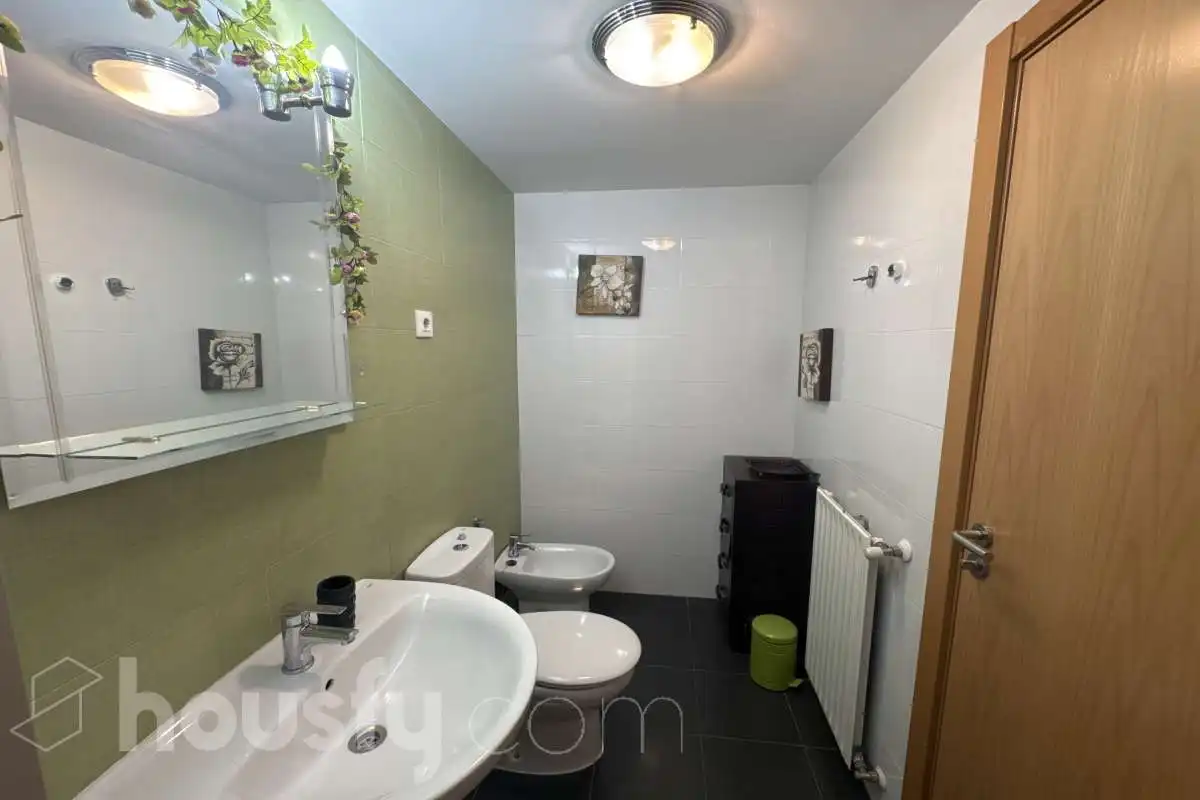Baño de Piso de alquiler en Valdemoro con Parquet y Amueblado