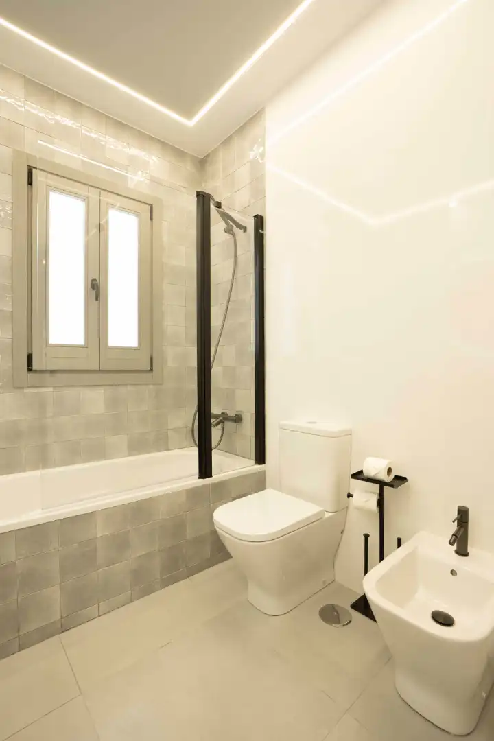 Badezimmer von Wohnung zur Miete in Granada mit Klimaanlage, Heizung und Möbliert
