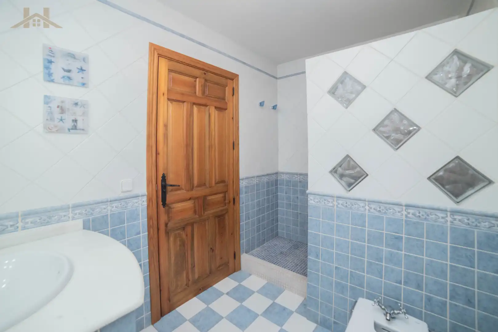Bany de Casa o xalet en venda en Sevilla la Nueva amb Calefacció, Jardí privat i Terrassa