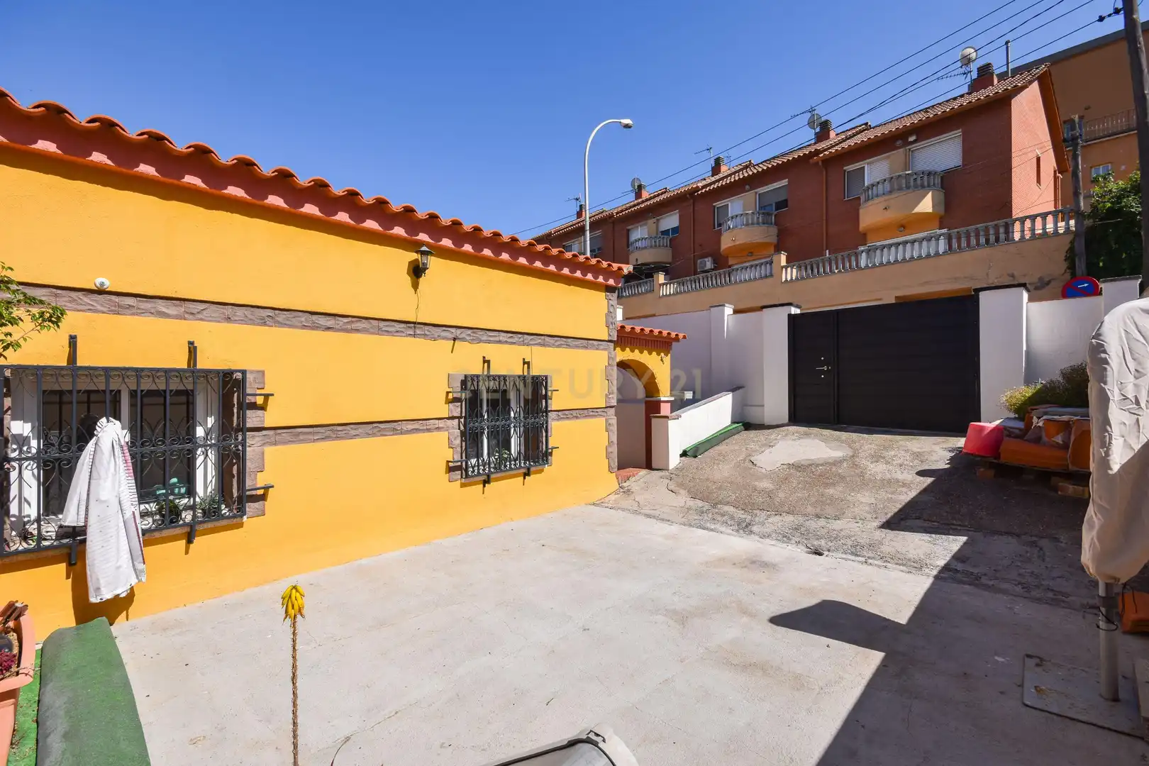 Exterior view of Houses for sale in Sant Vicenç Dels Horts  with Air Conditioner, Private garden and Storage room