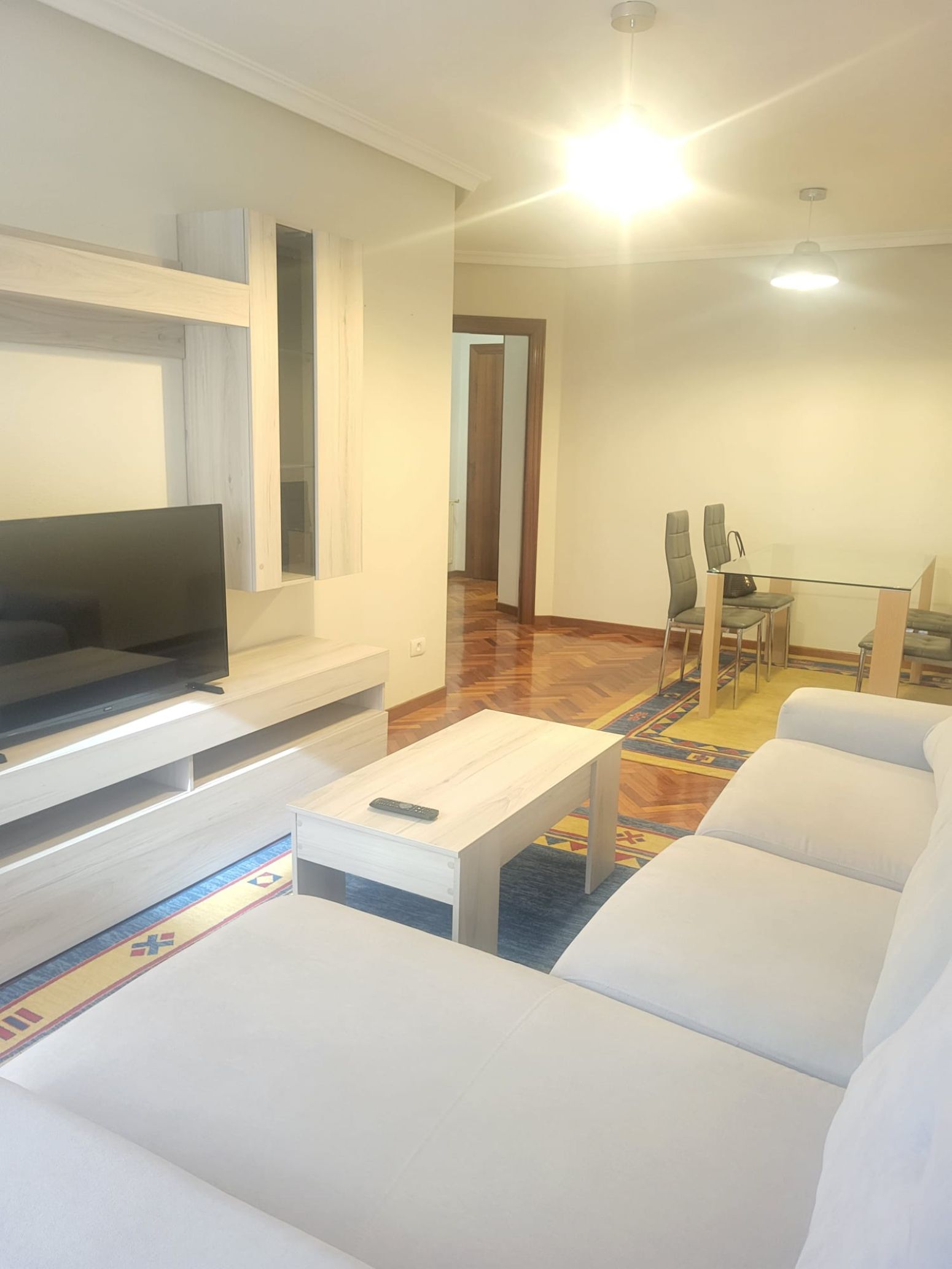 Sala d'estar de Pis de lloguer en Gijón  amb Calefacció, Parquet i Moblat