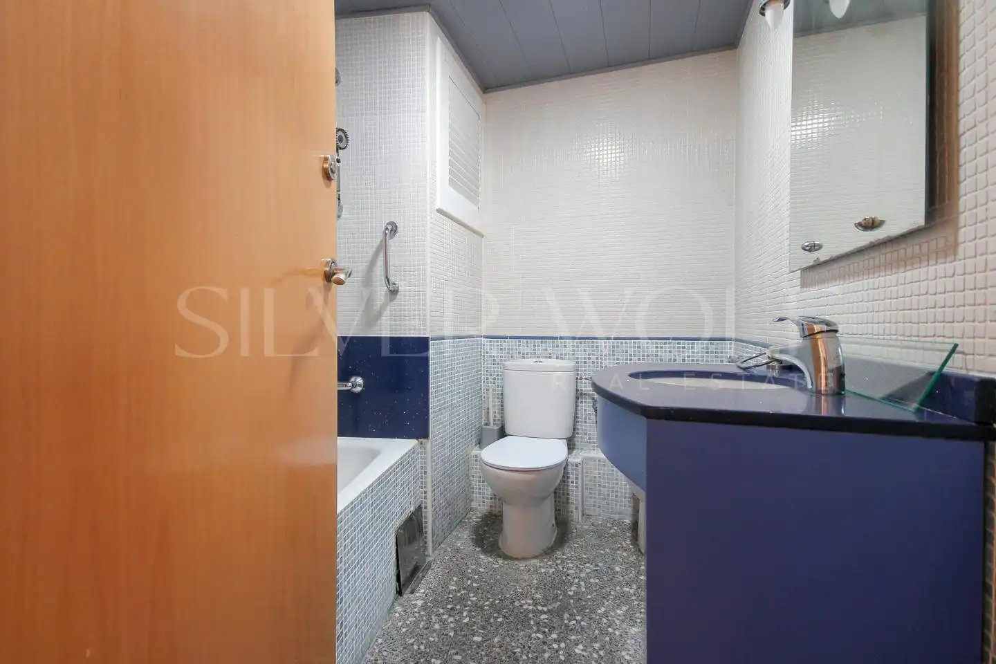 Badezimmer von Dachboden zum Verkauf in Vilanova i la Geltrú mit Parkett, Balkon und Alarm