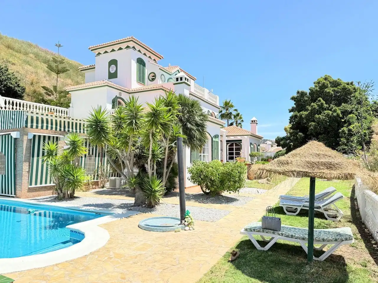 Vista exterior de Casa o xalet en venda en Torrox amb Aire condicionat, Calefacció i Jardí privat
