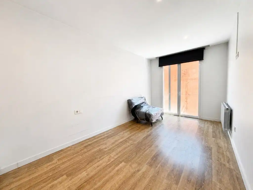 Bedroom of Flat for rent in Girona  with Air Conditioner, Heating and Oven