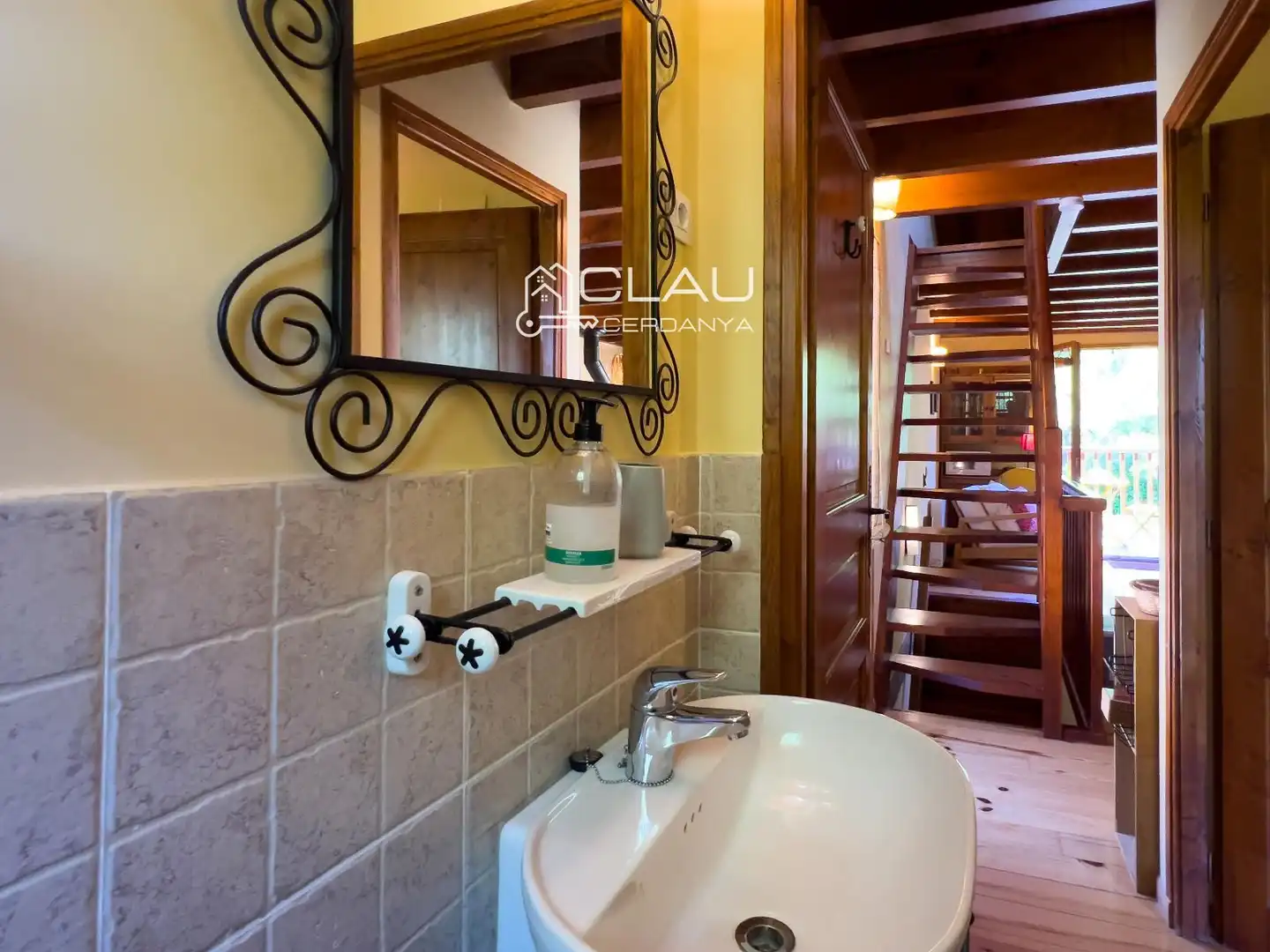 Badezimmer von Einfamilien-Reihenhaus zur Miete in Latour - de - Carol mit Heizung, Privatgarten und Terrasse