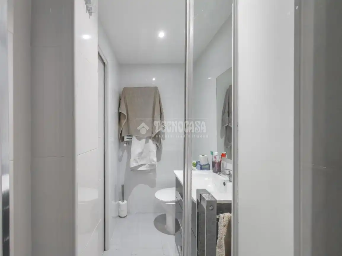 Bathroom of Flat for sale in Madrid  with Air Conditioner and Heating