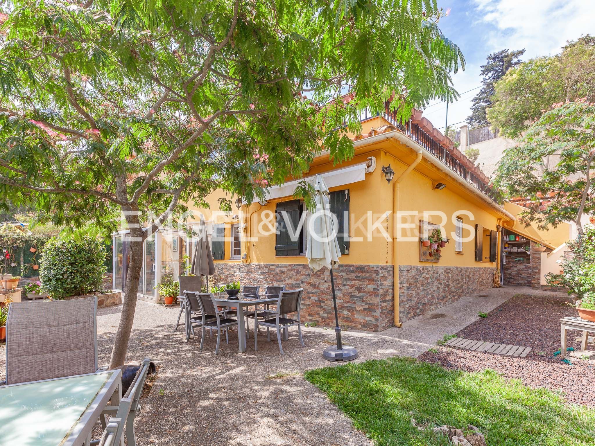 Vista exterior de Casa o xalet en venda en Sant Cugat del Vallès amb Calefacció, Jardí privat i Terrassa