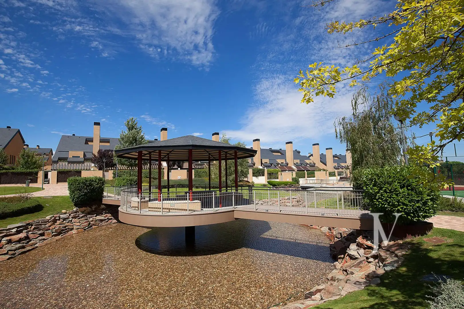 Terrasse von Einfamilien-Reihenhaus zum Verkauf in Pozuelo de Alarcón mit Klimaanlage, Heizung und Privatgarten