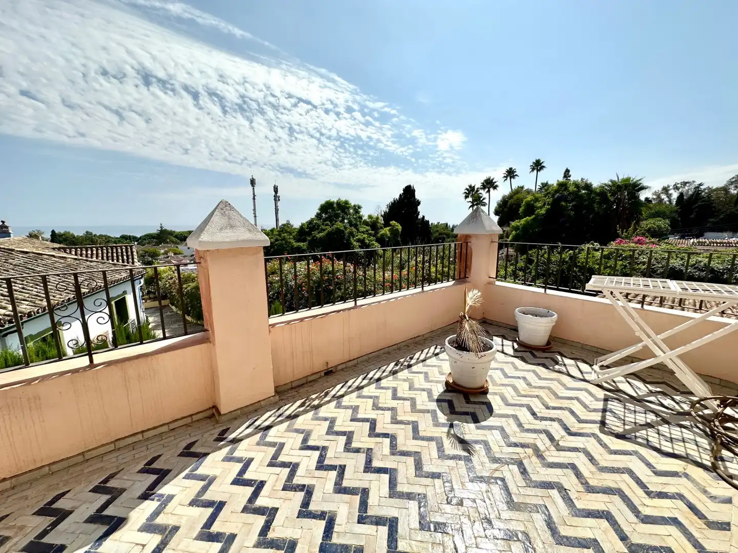Terrasse von Einfamilien-Reihenhaus zum Verkauf in Marbella mit Klimaanlage, Privatgarten und Terrasse