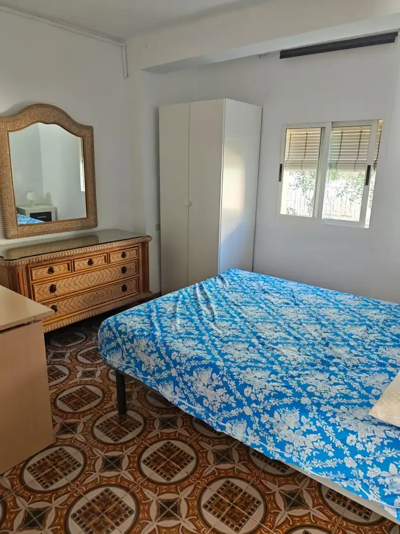 Schlafzimmer von Wohnung zur Miete in Granada mit Privatgarten, Möbliert und Balkon