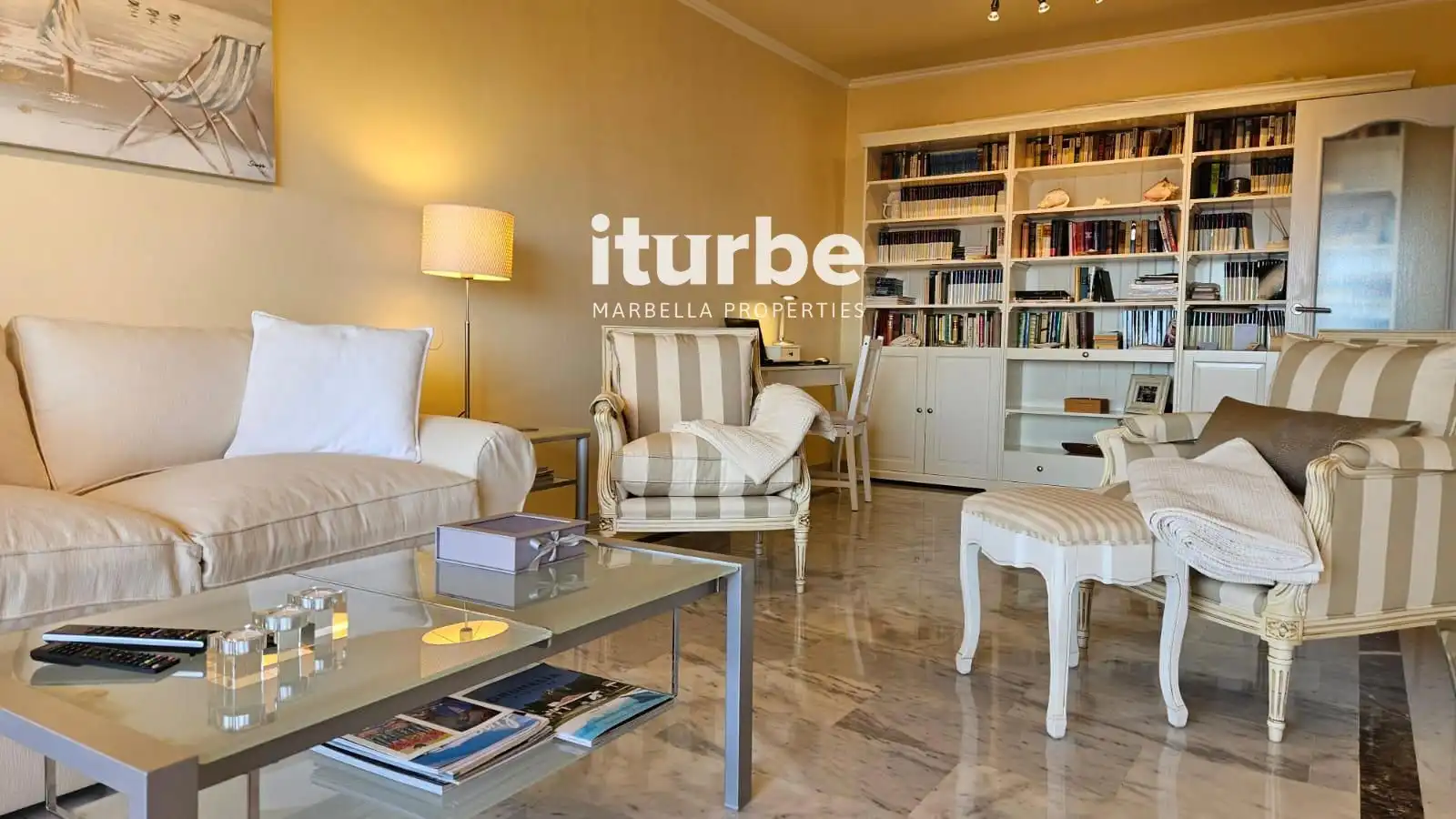 Sala de estar de Piso de alquiler en Marbella con Aire acondicionado, Terraza y Piscina