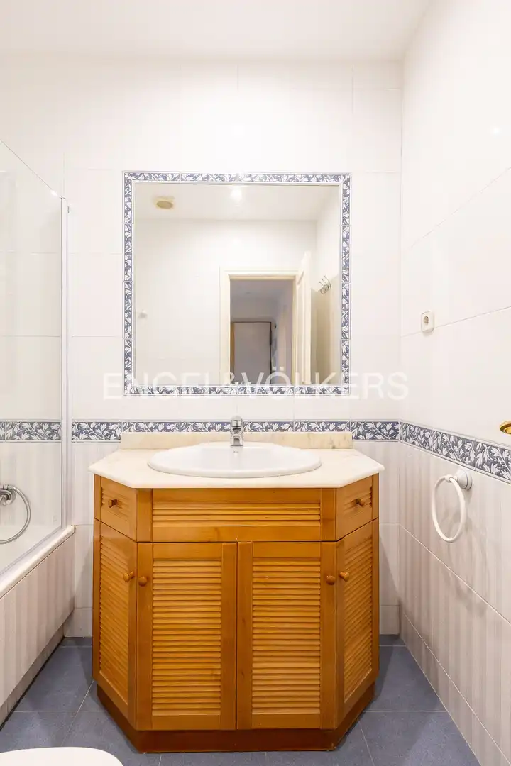 Bathroom of Flat for sale in Madrid  with Air Conditioner, Heating and Balcony
