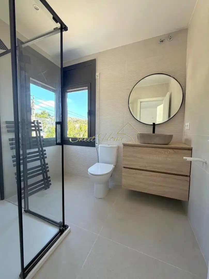 Bathroom of Houses for sale in El Masnou  with Heating, Parquet flooring and Terrace