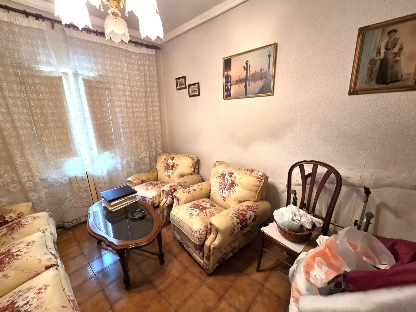Sala d'estar de Casa adosada en venda en Burgos amb Calefacció i Jardí privat