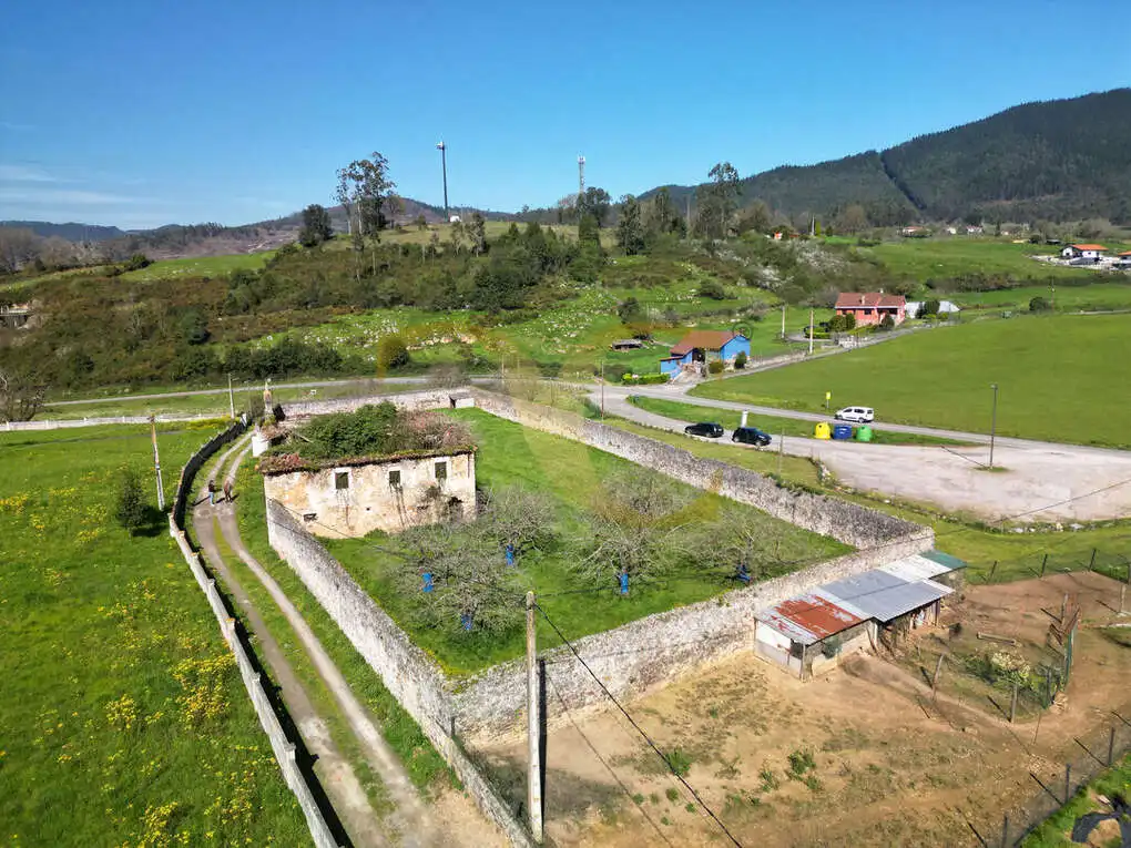 Vista exterior de Casa o chalet en venta en Las Regueras   con Jardín privado