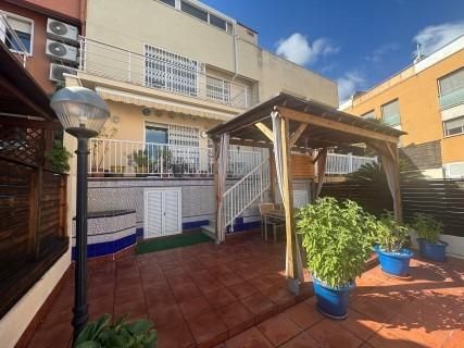 Terrassa de Casa adosada en venda en Vilanova i la Geltrú amb Jardí privat i Piscina comunitària