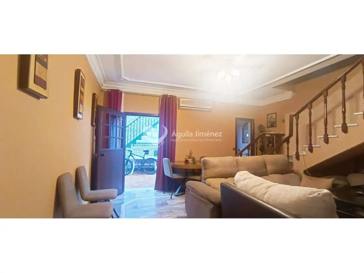 Sala de estar de Casa adosada en venta en Alcalá de Guadaira con Aire acondicionado, Calefacción y Jardín privado