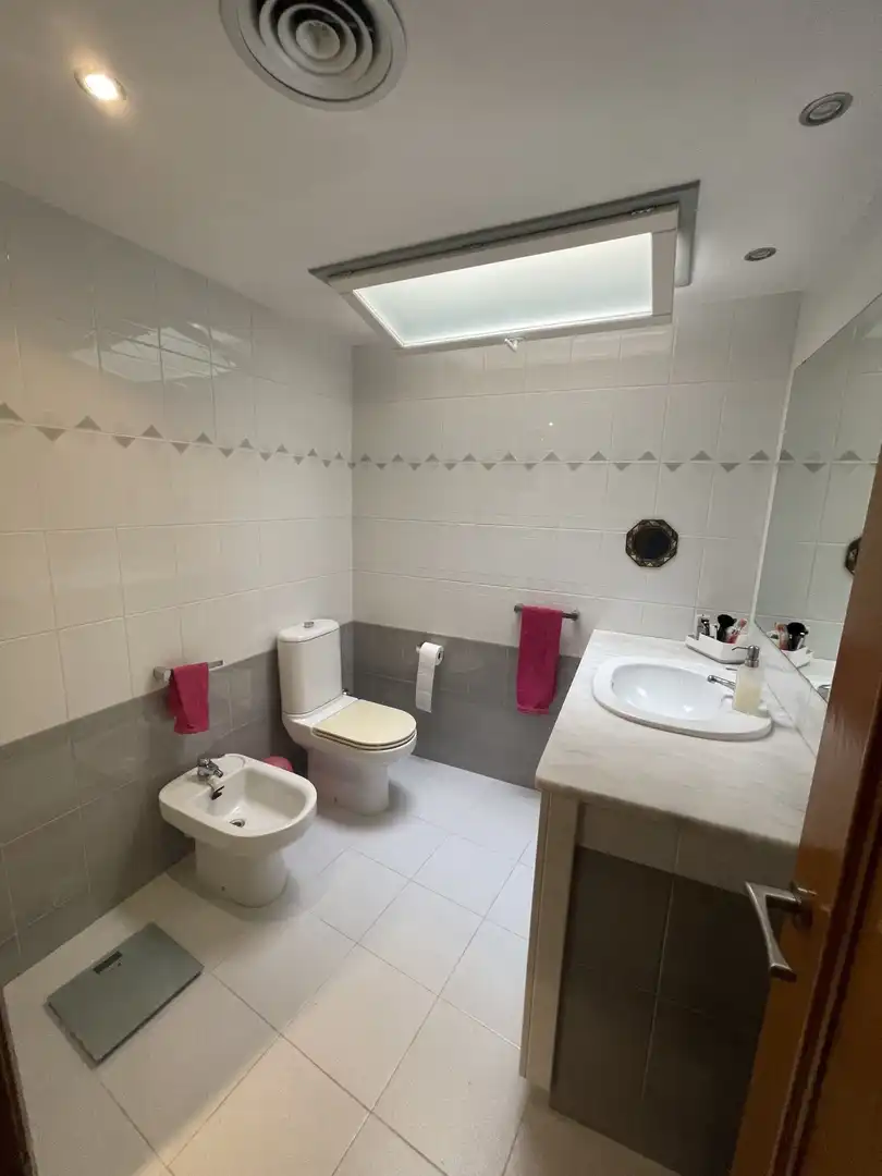Baño de Casa adosada en venta en Porqueres con Aire acondicionado, Terraza y Balcón